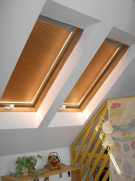Dachfensterjalousie mit Drehknopf