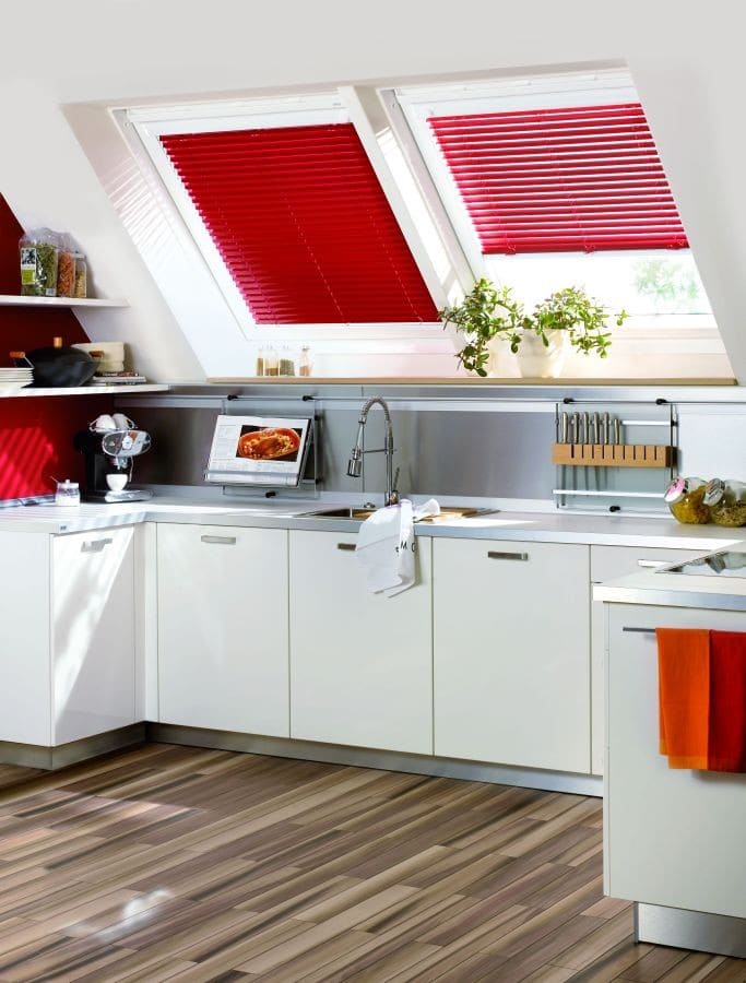 Dachfensterjalousie DF Comfort mit weißen Profile