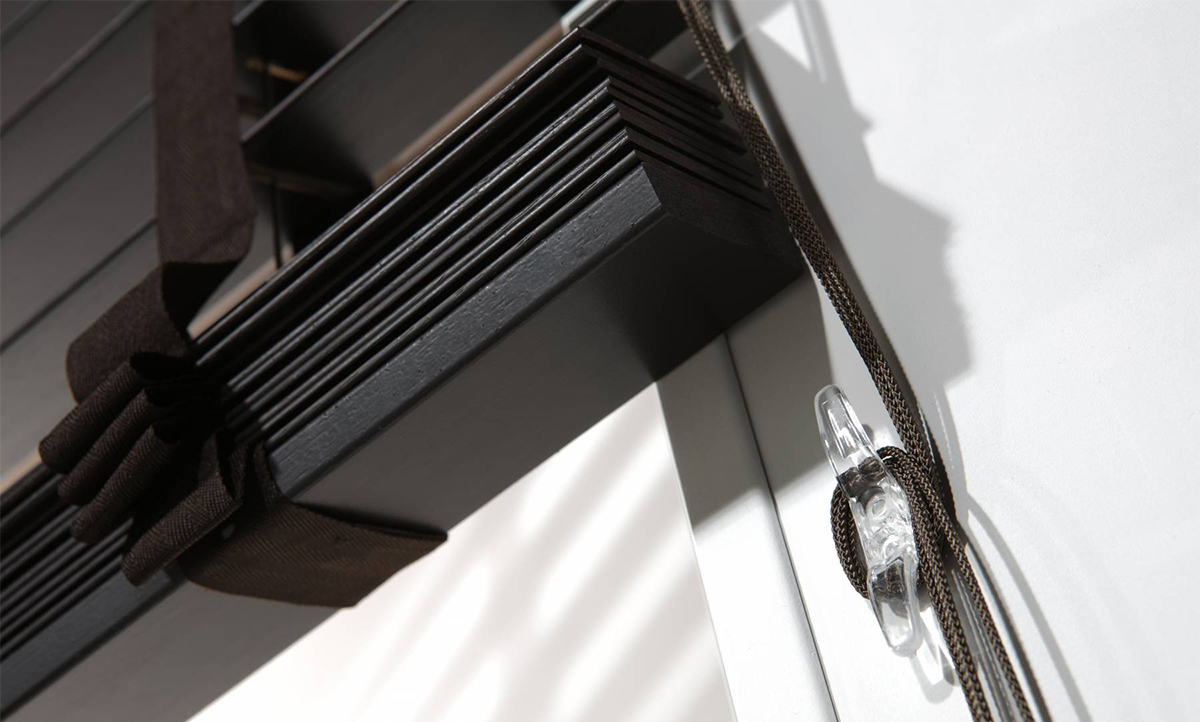 Holzjalousie Detailbild - Abschlußprofil