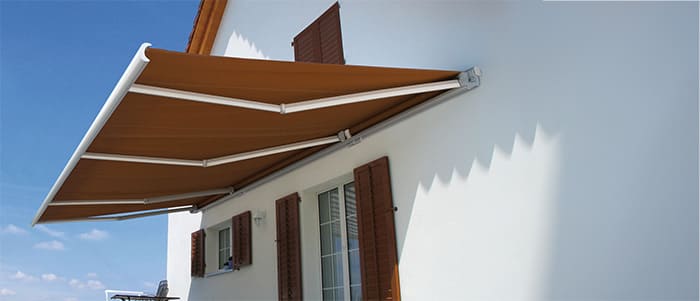 Gelenkarmmarkise mit St&uuml;tzdach