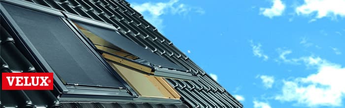 VELUX&reg; Dachfenstermarkisen mit Haltekrallen befestigt