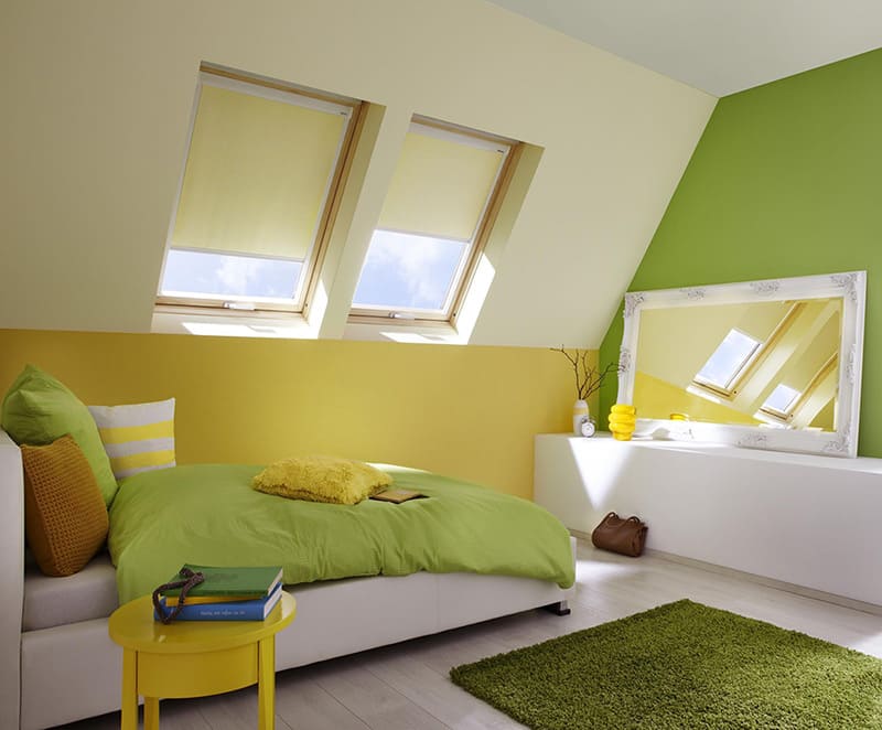DFA Rollo mit weißen Profilen für VELUX® und Roto Fenster