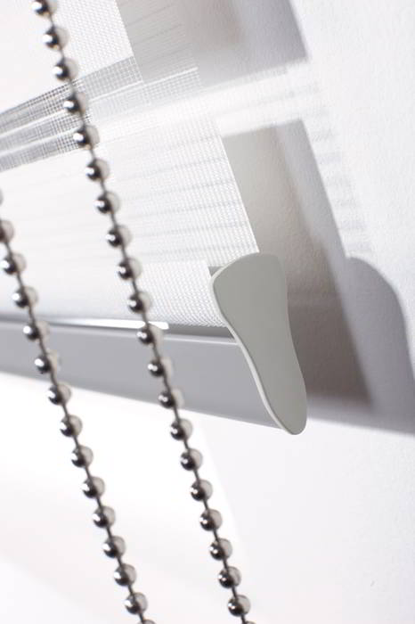 Detailaufnahme Doppelrollo Abschlußleiste mit Metallkette