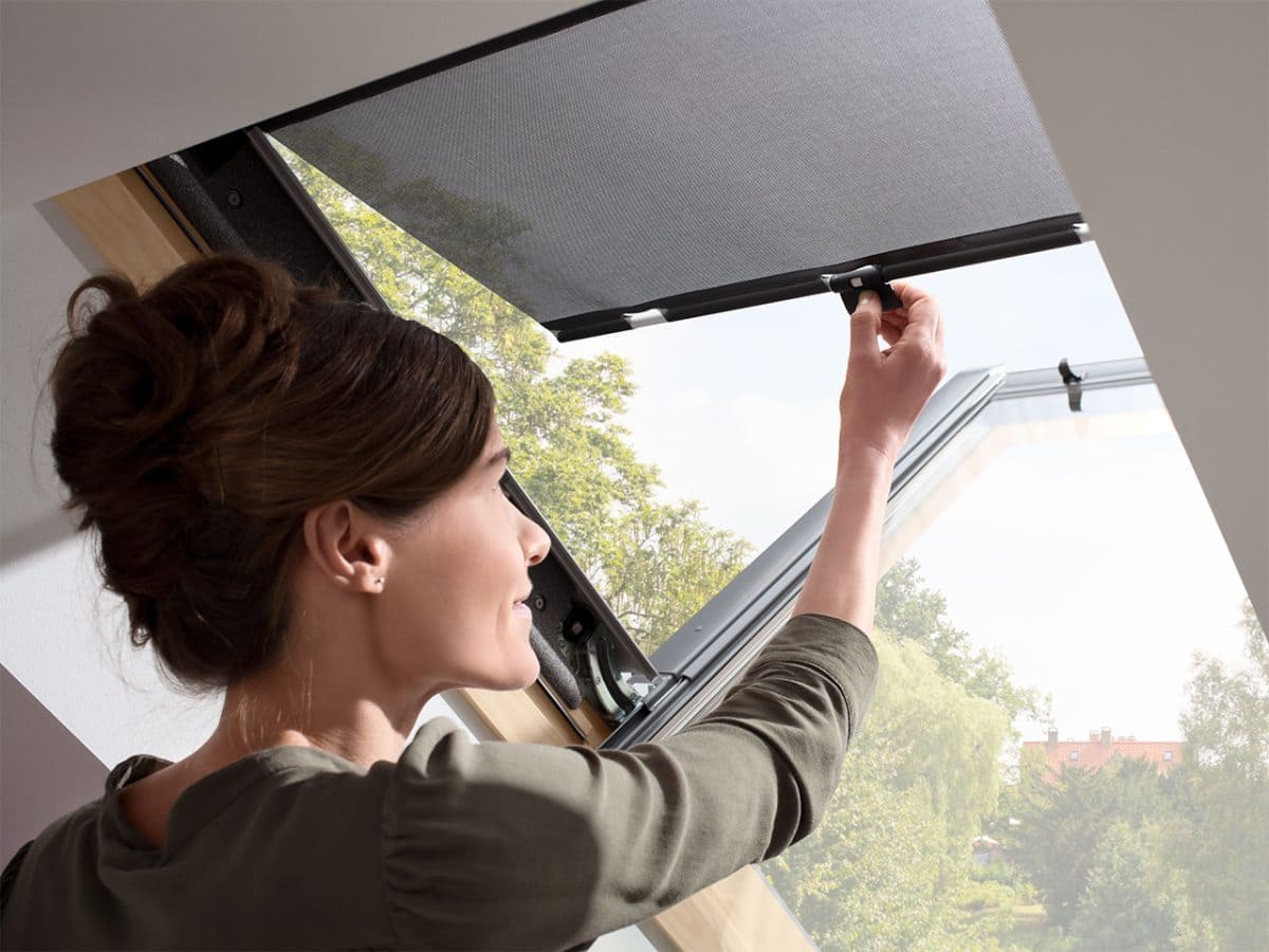 VELUX® Dachfenster Markise - einhängen mittels Haltekrallen