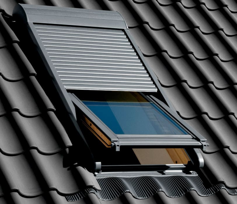 Dachfensterrollläden von Aussen geöffnet