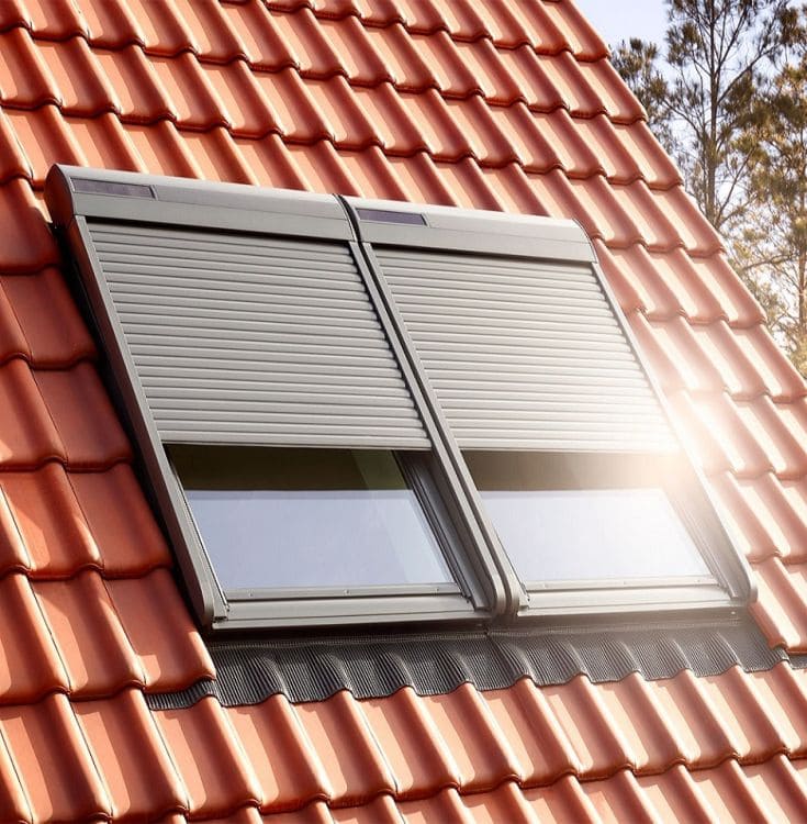 Solarbetriebene VELUX® Dachfensterrollläden mit VELUX INTEGRA® System (copyright VELUX®)
