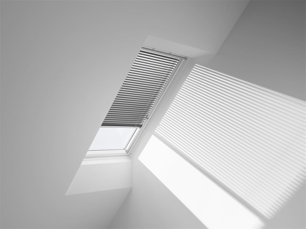 Manuell bedienbare Aluminiumjalousien von VELUX