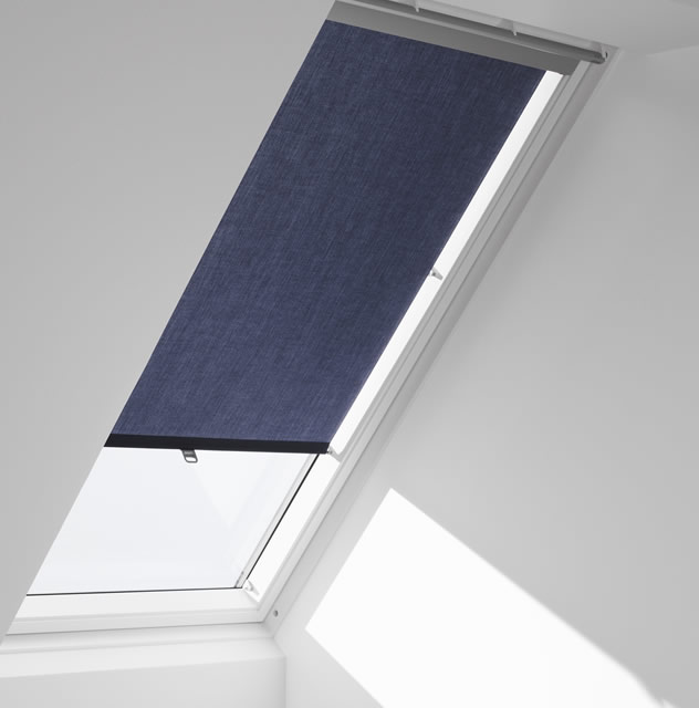 Dachfensterrollo VELUX mit Haltekrallen